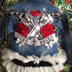 Image Décor Guns and Roses sur veste en jeans