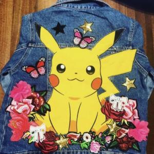 Image Décor PiKa sur veste en jeans 