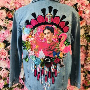 Image decor frida drams flamingo sur base en jeans 