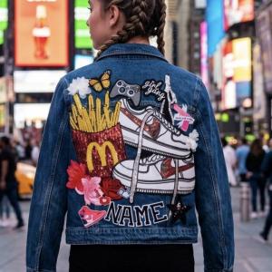 Image décor pop art “Vestes en Jean Personnalisées & Féeriques pour Enfants – Cadeaux Uniques pour Noël et Anniversaires