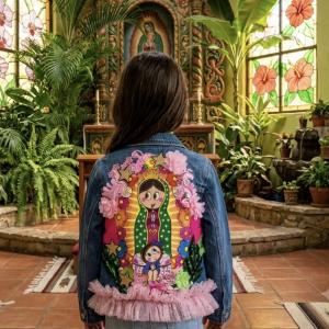 Image Décor petite madone “Vestes en Jean Personnalisées & Féeriques pour Enfants – Cadeaux Uniques pour Noël et Anniversaires