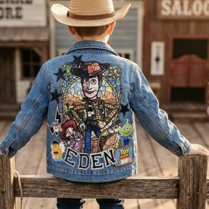 Image Décor cow-boy Toy  “Vestes en Jean Personnalisées & Féeriques pour Enfants – Cadeaux Uniques pour Noël et Anniversaires