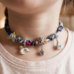 Image Collier pop Art. Enfant Collier Enfant Fait Main – Cadeau Magique pour Noël ou Anniversaire