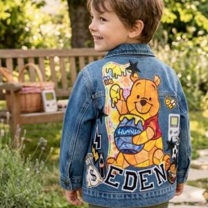 Image Décor Winnie POP  “Vestes en Jean Personnalisées & Féeriques pour Enfants – Cadeaux Uniques pour Noël et Anniversaires