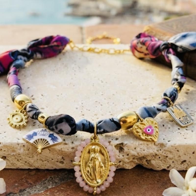 Collier Foulard & Breloques Dorées Acier Inoxydable – Cœur Ex-Voto, Style Dolce Vita, Bijou Élégant, Idée Cadeau Noël Femme
