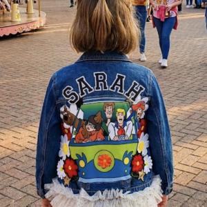 Image veste en jean Scooby, car “Vestes en Jean Personnalisées & Féeriques pour Enfants – Cadeaux Uniques pour Noël et Anniversaires