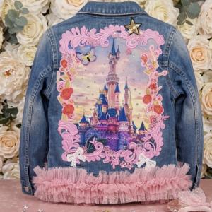 Image Décor Wonderland  “Vestes en Jean Personnalisées & Féeriques pour Enfants – Cadeaux Uniques pour Noël et Anniversaires