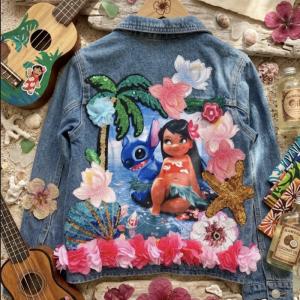 Image Décor Amis Aloha  “Vestes en Jean Personnalisées & Féeriques pour Enfants – Cadeaux Uniques pour Noël et Anniversaires