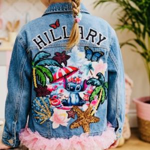 Image décor tropical alien  “Vestes en Jean Personnalisées & Féeriques pour Enfants – Cadeaux Uniques pour Noël et Anniversaires