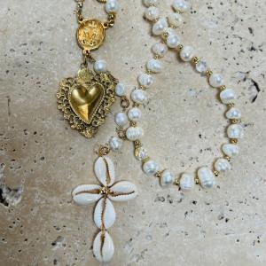 Image  L’âme de la mer : chapelet artisanal en perles et coquillages 