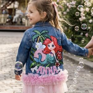 Image Decor mermaid  “Vestes en Jean Personnalisées & Féeriques pour Enfants – Cadeaux Uniques pour Noël et Anniversairessur veste en jeans basique inclus